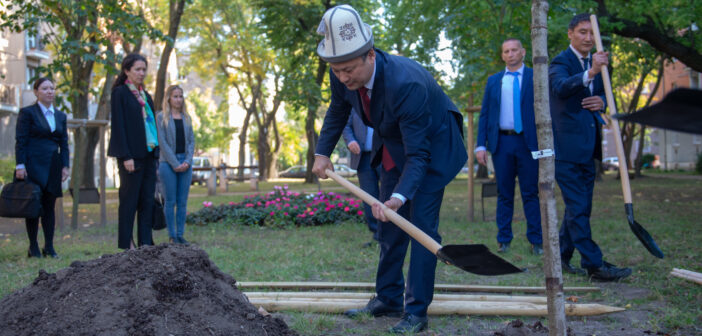 Ruszlan Kazakbajev kirgiz külügyminiszter fát ültet az Ajtmatov parkban - fotó
